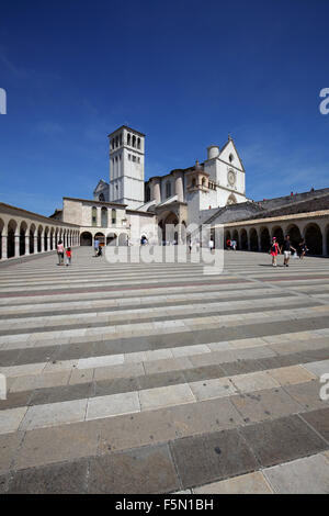 Die unteren und oberen Basiliken und der Portikus, wie gesehen von der unteren Plaza des Heiligen Franziskus, Assisi, Italien Stockfoto