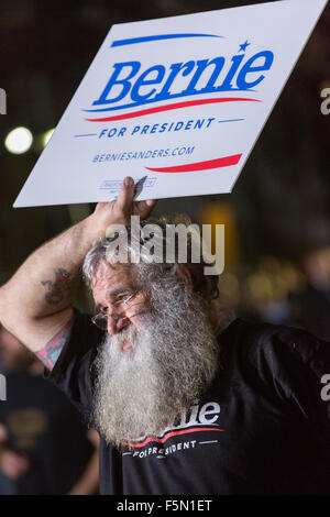 Rock Hill, South Carolina, USA, 6. November 2015. Ein Verfechter des demokratischen Präsidentschaftskandidaten Bernie Sanders außerhalb der Byrnes-Auditorium, wo die erste in der Süd-Kandidaten-Forum an der Winthrop University 6. November 2015 in Rock Hill, South Carolina abgehalten wird. Stockfoto