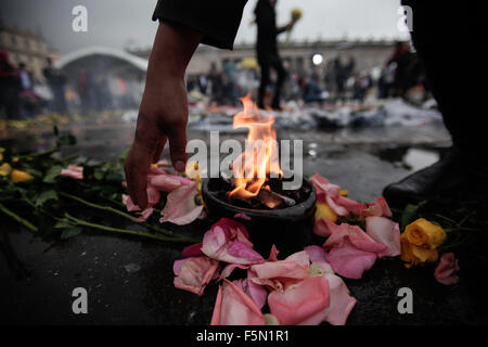 Bogota, Kolumbien. 6. November 2015. Ein Mann nimmt Teil an der Gedenkfeier des Justizpalastes Belagerung 1985 in Bogota, Kolumbien, am 6. November 2015. Der Angriff auf den Palast der Justiz fand am 6. November 1985, als Mitglied der m-19 betrat gewaltsam und nahmen viele Geiseln. In der Guerilla-Raid und der anschließenden militärischen Reaktion, die mehr als 24 Stunden dauerte, wurden 11 Richter am Supreme Court, 35 Aufständischen und 52 andere Menschen getötet, während 11 angekündigt wurden, fehlt. © Jhon Paz/Xinhua/Alamy Live-Nachrichten Stockfoto