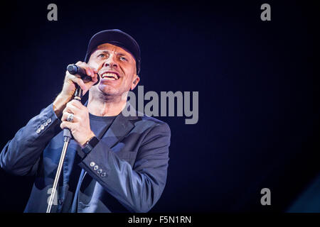 Mailand, Italien. 6. November 2015. Der italienische Sänger und Songwriter Max Pezzali singt während seiner live-Konzert im Mediolanum Forum in Mailand Assago. Bildnachweis: Roberto Finizio/Roberto Finizio/Alamy Live News Stockfoto