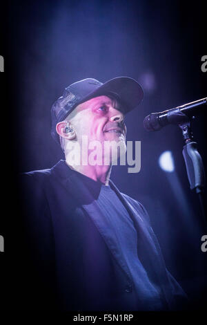 Mailand, Italien. 6. November 2015. Der italienische Sänger und Songwriter Max Pezzali singt während seiner live-Konzert im Mediolanum Forum in Mailand Assago. Bildnachweis: Roberto Finizio/Roberto Finizio/Alamy Live News Stockfoto