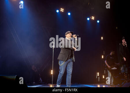 Mailand, Italien. 6. November 2015. Der italienische Sänger und Songwriter Max Pezzali singt während seiner live-Konzert im Mediolanum Forum in Mailand Assago. Bildnachweis: Roberto Finizio/Roberto Finizio/Alamy Live News Stockfoto