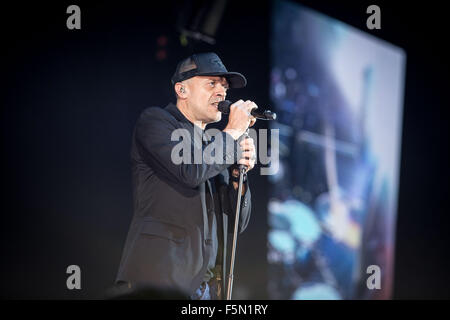 Mailand, Italien. 6. November 2015. Der italienische Sänger und Songwriter Max Pezzali singt während seiner live-Konzert im Mediolanum Forum in Mailand Assago. Bildnachweis: Roberto Finizio/Roberto Finizio/Alamy Live News Stockfoto