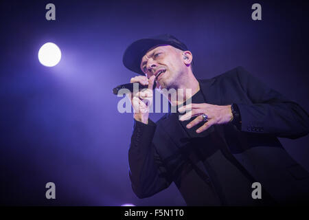 Mailand, Italien. 6. November 2015. Der italienische Sänger und Songwriter Max Pezzali singt während seiner live-Konzert im Mediolanum Forum in Mailand Assago. Bildnachweis: Roberto Finizio/Roberto Finizio/Alamy Live News Stockfoto