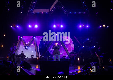 Mailand, Italien. 6. November 2015. Der italienische Sänger und Songwriter Max Pezzali singt während seiner live-Konzert im Mediolanum Forum in Mailand Assago. Bildnachweis: Roberto Finizio/Roberto Finizio/Alamy Live News Stockfoto