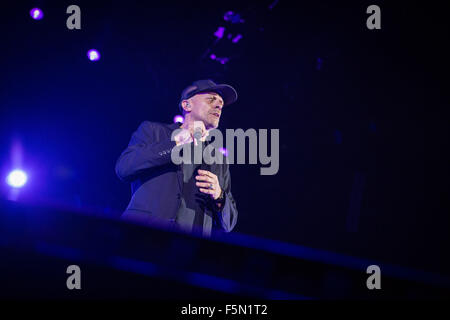 Mailand, Italien. 6. November 2015. Der italienische Sänger und Songwriter Max Pezzali singt während seiner live-Konzert im Mediolanum Forum in Mailand Assago. Bildnachweis: Roberto Finizio/Roberto Finizio/Alamy Live News Stockfoto