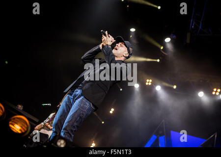 Mailand, Italien. 6. November 2015. Der italienische Sänger und Songwriter Max Pezzali singt während seiner live-Konzert im Mediolanum Forum in Mailand Assago. Bildnachweis: Roberto Finizio/Roberto Finizio/Alamy Live News Stockfoto