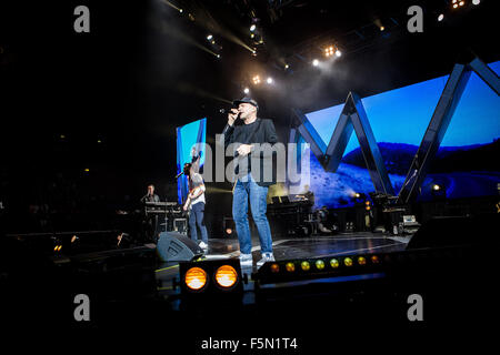 Mailand, Italien. 6. November 2015. Der italienische Sänger und Songwriter Max Pezzali singt während seiner live-Konzert im Mediolanum Forum in Mailand Assago. Bildnachweis: Roberto Finizio/Roberto Finizio/Alamy Live News Stockfoto