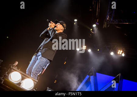 Mailand, Italien. 6. November 2015. Der italienische Sänger und Songwriter Max Pezzali singt während seiner live-Konzert im Mediolanum Forum in Mailand Assago. Bildnachweis: Roberto Finizio/Roberto Finizio/Alamy Live News Stockfoto