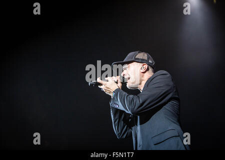 Mailand, Italien. 6. November 2015. Der italienische Sänger und Songwriter Max Pezzali singt während seiner live-Konzert im Mediolanum Forum in Mailand Assago. Bildnachweis: Roberto Finizio/Roberto Finizio/Alamy Live News Stockfoto