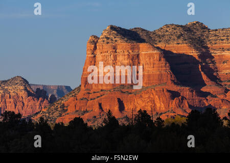 Das Gerichtsgebäude Butte macht einen atemberaubenden Blick von der Red Rock Ranger-Station in der Nähe von Sedona, Arizona gesehen.  Einer der vielen Felsen Stockfoto