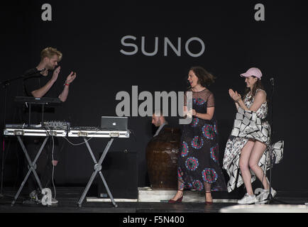 Miami Beach, FL, USA. 6. November 2015. MIAMI - 06 November: Sophie Hawley-Weld wird durch den Wind gefangen, während erklingt in Suno Modenschau im Setai Hotel in Miami Beach.Credit statt: Andrew Patron/Zuma Draht Credit: Andrew Patron/ZUMA Draht/Alamy Live News Stockfoto