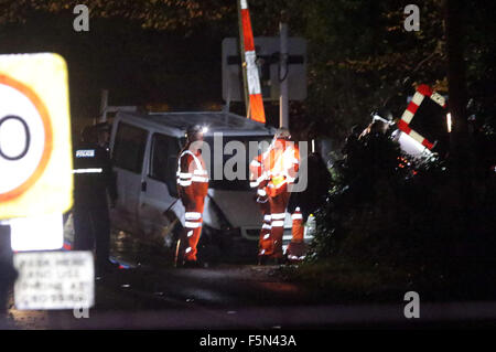 Liss, Hampshire, UK. 6. November 2015. South West Trains Liniendienste Haslemere und Havant wurden abgesagt wegen Behinderung durch ein Hindernis auf der Strecke zwischen Haslemere und Petersfield gedacht alle Linien blockierte Rail Passagiere konfrontiert Reisechaos am Freitagabend waren als ein Bahnübergang Zwischenfall mit einem Zug und Fahrzeug führte zur Linie zwischen Haslemere und Havant blockiert wird. Zugverbindungen zwischen Haslemere und Petersfield wurden abgesagt, um bis zu 60 Minuten verzögert oder über Eastleigh umgeleitet. Bildnachweis: Uknip/Alamy Live-Nachrichten Stockfoto