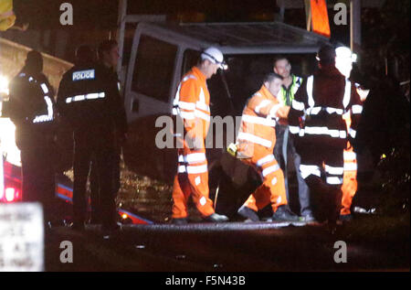 Liss, Hampshire, UK. 6. November 2015. South West Trains Liniendienste Haslemere und Havant wurden abgesagt wegen Behinderung durch ein Hindernis auf der Strecke zwischen Haslemere und Petersfield gedacht alle Linien blockierte Rail Passagiere konfrontiert Reisechaos am Freitagabend waren als ein Bahnübergang Zwischenfall mit einem Zug und Fahrzeug führte zur Linie zwischen Haslemere und Havant blockiert wird. Zugverbindungen zwischen Haslemere und Petersfield wurden abgesagt, um bis zu 60 Minuten verzögert oder über Eastleigh umgeleitet. Bildnachweis: Uknip/Alamy Live-Nachrichten Stockfoto