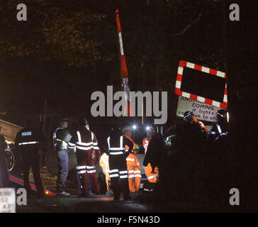 Liss, Hampshire, UK. 6. November 2015. South West Trains Liniendienste Haslemere und Havant wurden abgesagt wegen Behinderung durch ein Hindernis auf der Strecke zwischen Haslemere und Petersfield gedacht alle Linien blockierte Rail Passagiere konfrontiert Reisechaos am Freitagabend waren als ein Bahnübergang Zwischenfall mit einem Zug und Fahrzeug führte zur Linie zwischen Haslemere und Havant blockiert wird. Zugverbindungen zwischen Haslemere und Petersfield wurden abgesagt, um bis zu 60 Minuten verzögert oder über Eastleigh umgeleitet. Bildnachweis: Uknip/Alamy Live-Nachrichten Stockfoto