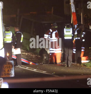 Liss, Hampshire, UK. 6. November 2015. South West Trains Liniendienste Haslemere und Havant wurden abgesagt wegen Behinderung durch ein Hindernis auf der Strecke zwischen Haslemere und Petersfield gedacht alle Linien blockierte Rail Passagiere konfrontiert Reisechaos am Freitagabend waren als ein Bahnübergang Zwischenfall mit einem Zug und Fahrzeug führte zur Linie zwischen Haslemere und Havant blockiert wird. Zugverbindungen zwischen Haslemere und Petersfield wurden abgesagt, um bis zu 60 Minuten verzögert oder über Eastleigh umgeleitet. Bildnachweis: Uknip/Alamy Live-Nachrichten Stockfoto