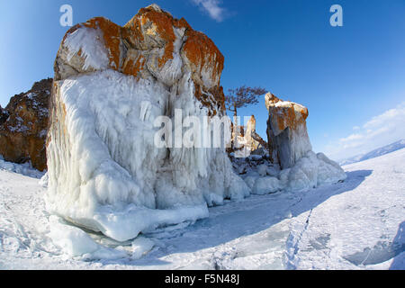 Felsen von Flechten auf Winter sibirischen Baikail See bedeckt Stockfoto