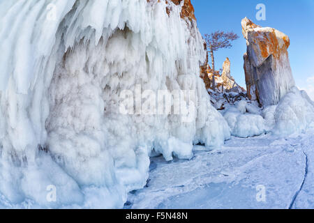 Felsen fallenden Eiszapfen auf sibirischen Winter Baikail See Stockfoto
