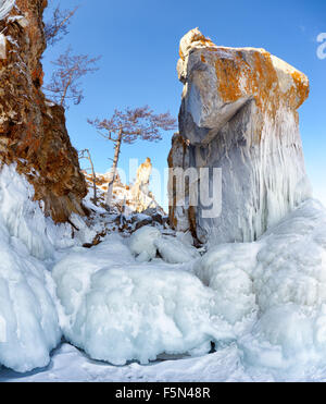 Felsen fallenden Eiszapfen auf sibirischen Winter Baikail See Stockfoto