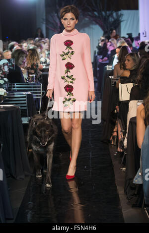 Calgary, Alberta, Kanada. 6. November 2015. Ein weibliches Modell geht den Laufsteg HOLT RENFREW Mode Gala in Calgary eine rose rosa Kleid von DOLCE & GABBANA. Bildnachweis: Baden Roth/ZUMA Draht/Alamy Live-Nachrichten Stockfoto