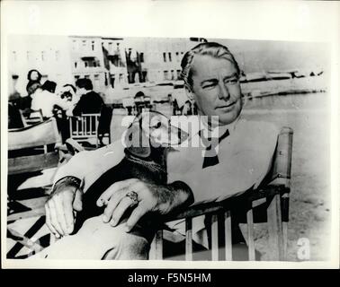 1962 - Hollywood Filmstar Alan Ladd entspannt mit seinem Hund in einem Café an der Küste der griechischen Insel Hydra nach Abschluss der Außenaufnahmen von dem Film '' A Boy auf einem Delphin'' die Alan Lad, Sophia Loren und Clifton Webb Sternen. Auf der Akropolis sind weitere Szenen gefilmt. © Keystone Bilder USA/ZUMAPRESS.com/Alamy Live-Nachrichten Stockfoto