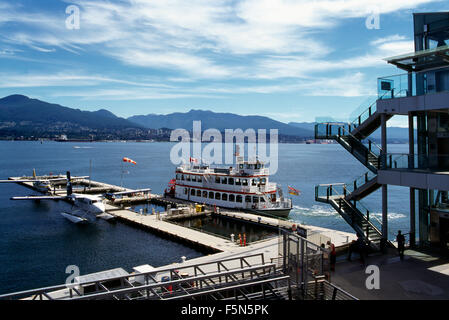 Vancouver, BC, Britisch-Kolumbien, Kanada - Raddampfer und Wasserflugzeug angedockt an Vancouver Harbour Flight Centre in Coal Harbour Stockfoto