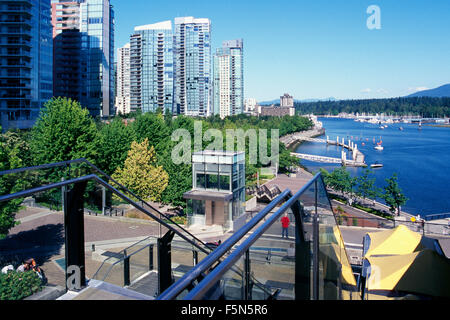 Vancouver, British Columbia, Kanada - Skyline am Coal Harbour, Eigentumswohnung Hochhäuser & Harbour Green Park entlang der Ufermauer Stockfoto