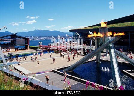 Jack Poole Plaza, Vancouver, BC Britisch-Kolumbien, Kanada - Olympic Cauldron beleuchtet für Kanada Day Celebration (1. Juli) - Archiv Stockfoto