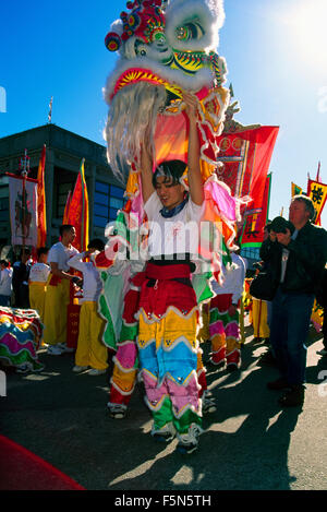 Chinesische Neujahr Löwentanz (aka Dragon Dance) bei Parade und Feier - Chinatown, Vancouver, BC, Britisch-Kolumbien, Kanada Stockfoto