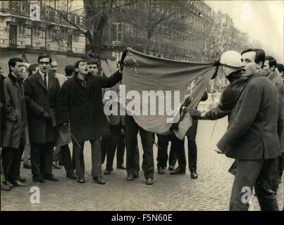 1956 - rechtsgerichteten Studenten demonstrieren in Paris: kommunistische Flagge verbrannt A Demonstration organisiert von rechtsgerichteten Studenten fand sich im Quartier Latin, Paris, heute Morgen. Die Studenten, die versucht, ein Treffen auf dem Hof der Sorbonne-Universität zum Thema Herrlichkeit Generäle Nyuyen Cao Ky und Suhart, Soldaten des Westens wurden von der Polizei zerstreut. Nach dem Brennen eine Fahne Beagin vorgeführt das Emblem von der Sichel und Sense sie auf Saint-Michel schreien Parolen wie Vietcong Assassinen und Down mit den Bolschewiki OPS: P rechtsgerichteten Studenten abgebildet, wie sie Feuer für eine Com Stockfoto