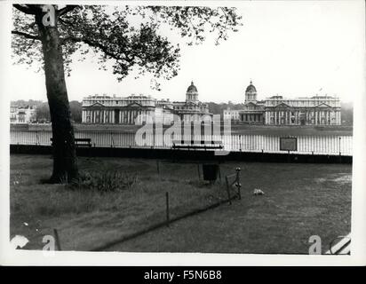 1972 - Greenwich Palast der Ausblick über den Fluss zeigt die prächtige Gebäude des Greenwich-Palastes, einst ein Krankenhaus und jetzt das Royal Naval College. Zuerst war es die Website eines Palastes 1428 Lieblings Königspalast von die Tudors. Viele berühmte Architekten hatte eine Hand in der Gestaltung des Gebäudes und vieles davon, einschließlich die zwei Kuppeln, ist die Arbeit von Sir Christopher Wren, man überwindet der berühmten Painted Hall und andererseits die Kapelle. Die Queen House von Inigo Jones erbaut 1635 im Hintergrund zwischen den beiden Coupola Türmen. © Keystone Bilder USA/ZUMAPRESS.com/Alamy Live-Nachrichten Stockfoto