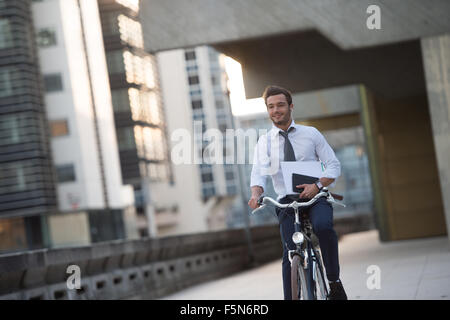 Mann Reiten Fahrrad auf Stadtstraße Stockfoto