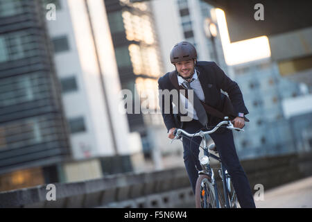 Mann Reiten Fahrrad auf Stadtstraße Stockfoto