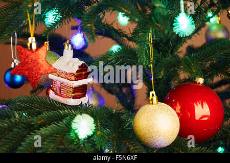 Haus, Kugeln, Sterne und Beleuchtung Kranz auf den Weihnachtsbaum Stockfoto