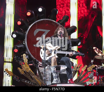 Foo Fighters auf ihre lang erwartete erste britische gig da Dave Grohl brach sich ein Bein und musste absagen Glastonbury in Milton Keynes Bowl Featuring: Dave Grohl Where: Milton Keynes, Großbritannien: 05 Sep 2015 Stockfoto