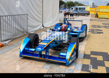 Putrajaya, Malaysia – 7. November 2015: Niederlande Robin Frijns von Team Amlin Andretti betritt Podium Parkplatz nach dem Gewinn der 3. Platz bei der FIA Formel-e ePrix Meisterschaft Putrajaya, Malaysia Credit: Chung Jin Mac/Alamy Live News Stockfoto