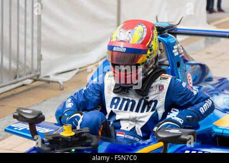 Putrajaya, Malaysia – 7. November 2015: Niederlande Robin Frijns von Team Amlin Andretti verlässt sein Auto nach dem Gewinn der 3. Platz bei der FIA Formel-e ePrix Meisterschaft Putrajaya, Malaysia Credit: Chung Jin Mac/Alamy Live News Stockfoto