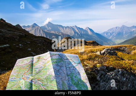 touristische Karte auf Alpen Berge und Himmel Hintergrund Stockfoto