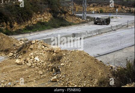 Hebron, Westjordanland, Palästinensische Gebiete. 7. November 2015. Israelische Soldaten Wache am Nordeingang der Westbank-Stadt Hebron, am 7. November 2015. Die aktuelle Welle von Gewalt brach Mitte September, angeheizt durch Gerüchte, die Israel versuchte, die jüdische Präsenz in Jerusalem zu erhöhen dann schnell verbreitet über Israel, das Westjordanland und den Gaza-Streifen Kredit: Wisam Hashlamoun/APA Bilder/ZUMA Draht/Alamy Live News Stockfoto