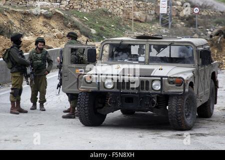 Hebron, Westjordanland, Palästinensische Gebiete. 7. November 2015. Israelische Soldaten Wache am Nordeingang der Westbank-Stadt Hebron, am 7. November 2015. Die aktuelle Welle von Gewalt brach Mitte September, angeheizt durch Gerüchte, die Israel versuchte, die jüdische Präsenz in Jerusalem zu erhöhen dann schnell verbreitet über Israel, das Westjordanland und den Gaza-Streifen Kredit: Wisam Hashlamoun/APA Bilder/ZUMA Draht/Alamy Live News Stockfoto