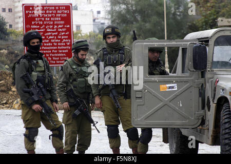 Hebron, Westjordanland, Palästinensische Gebiete. 7. November 2015. Israelische Soldaten Wache am Nordeingang der Westbank-Stadt Hebron, am 7. November 2015. Die aktuelle Welle von Gewalt brach Mitte September, angeheizt durch Gerüchte, die Israel versuchte, die jüdische Präsenz in Jerusalem zu erhöhen dann schnell verbreitet über Israel, das Westjordanland und den Gaza-Streifen Kredit: Wisam Hashlamoun/APA Bilder/ZUMA Draht/Alamy Live News Stockfoto