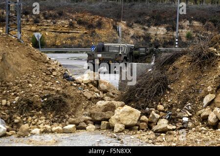 Hebron, Westjordanland, Palästinensische Gebiete. 7. November 2015. Israelische Soldaten Wache am Nordeingang der Westbank-Stadt Hebron, am 7. November 2015. Die aktuelle Welle von Gewalt brach Mitte September, angeheizt durch Gerüchte, die Israel versuchte, die jüdische Präsenz in Jerusalem zu erhöhen dann schnell verbreitet über Israel, das Westjordanland und den Gaza-Streifen Kredit: Wisam Hashlamoun/APA Bilder/ZUMA Draht/Alamy Live News Stockfoto