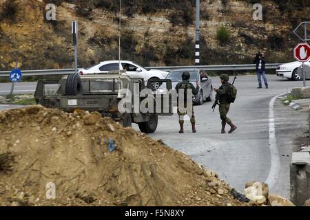 Hebron, Westjordanland, Palästinensische Gebiete. 7. November 2015. Israelische Soldaten Wache am Nordeingang der Westbank-Stadt Hebron, am 7. November 2015. Die aktuelle Welle von Gewalt brach Mitte September, angeheizt durch Gerüchte, die Israel versuchte, die jüdische Präsenz in Jerusalem zu erhöhen dann schnell verbreitet über Israel, das Westjordanland und den Gaza-Streifen Kredit: Wisam Hashlamoun/APA Bilder/ZUMA Draht/Alamy Live News Stockfoto