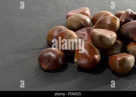 Closeup Haufen von Kastanien auf einer Tafel Stockfoto