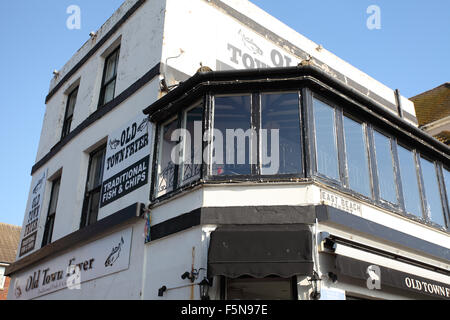 Die alte Stadt Friteuse eines der vielen Fische & Chips Restaurant direkt am Meer in Hastings, East Sussex. UK Stockfoto