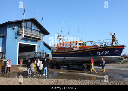 Besatzung, die Reinigung ihrer Rettungsboot bei Hastings Lifeboat Station gegründet 1858, East Sussex, UK Stockfoto