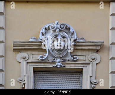 Ornament auf der Außenseite der Fassade des Hauses, die stärkt und schützt das Haus gelegt. Stockfoto