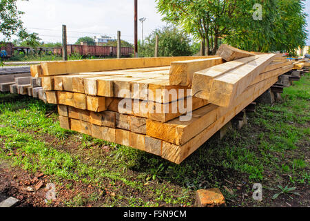 Holzbalken in Lager gestapelt. Die Balken sind für Dachkonstruktion im Bau von Häusern verwendet. Stockfoto