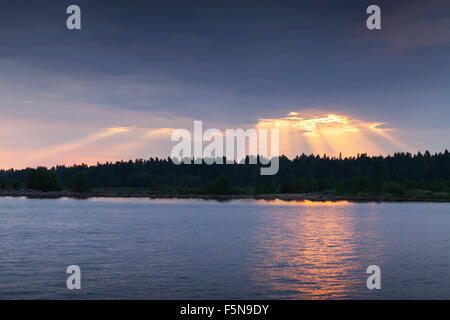 Sonnenuntergang über Meer, Sonnenstrahlen Trog stürmischen Wolken geht. Meerbusen, Ostsee Stockfoto