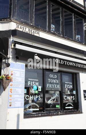 Die alte Stadt Friteuse eines der vielen Fische & Chips Restaurant direkt am Meer in Hastings, East Sussex. UK Stockfoto